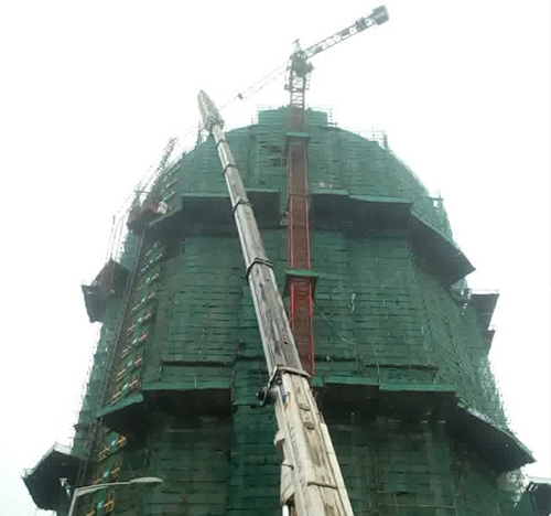 富民吊车在工地上作业